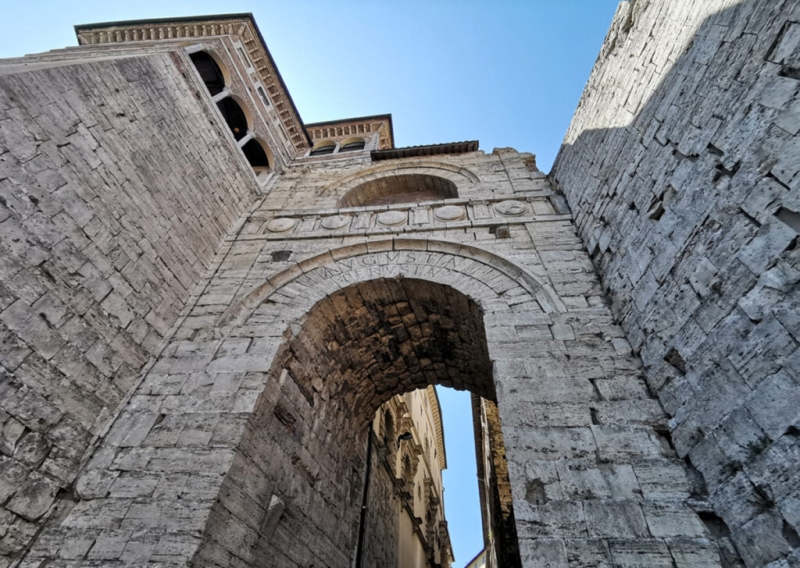 A PIEDI FRA BORGHI E BOSCHI DELL'AMIATA